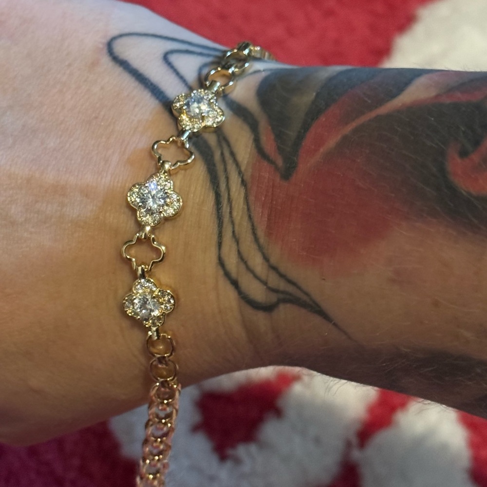 Elegant Gold Bracelet with Sparkling Accents